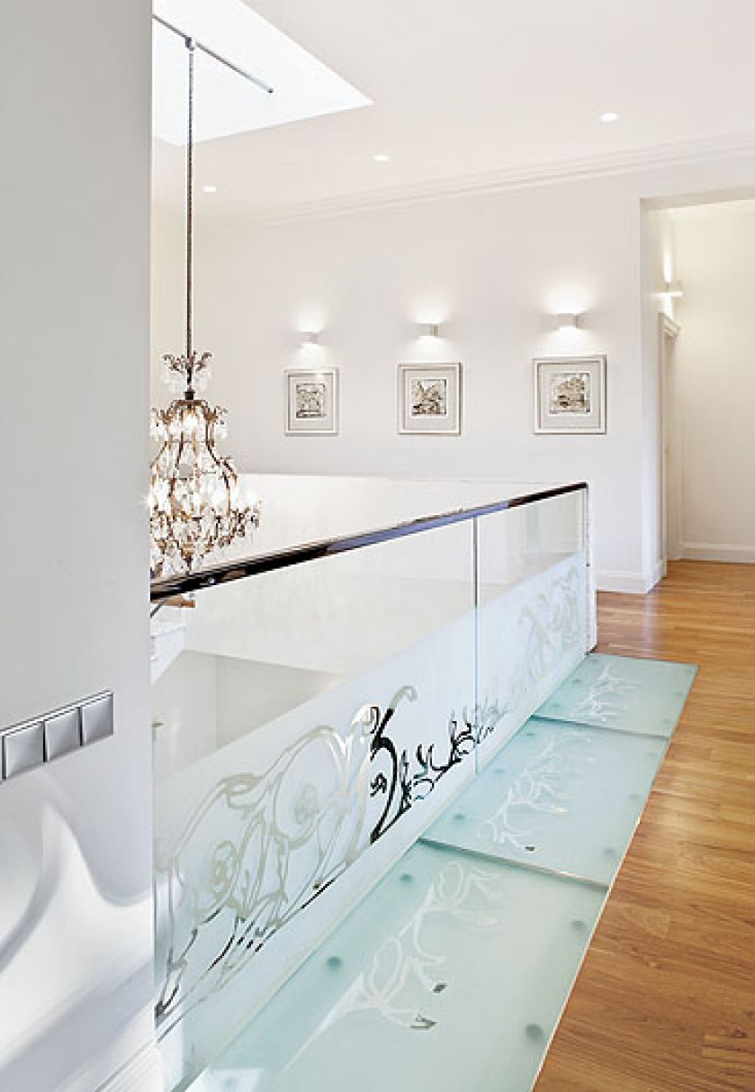 Niektórych gości niepokoi szklana kładka nad holem, wolą przejść po drewnianej podłodze.