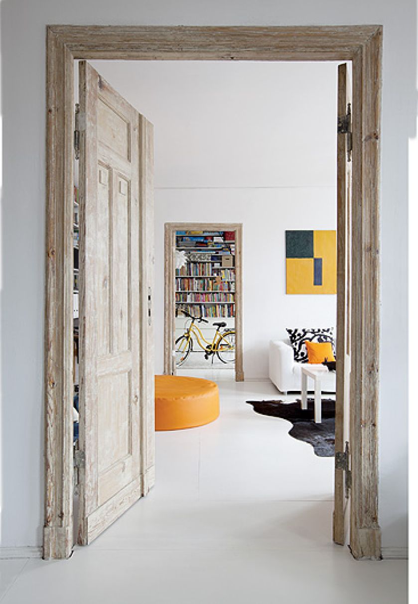 W mieszkaniu jest dużo sklejki, nowoczesnego malarstwa i  ręcznych robótek gospodarza.