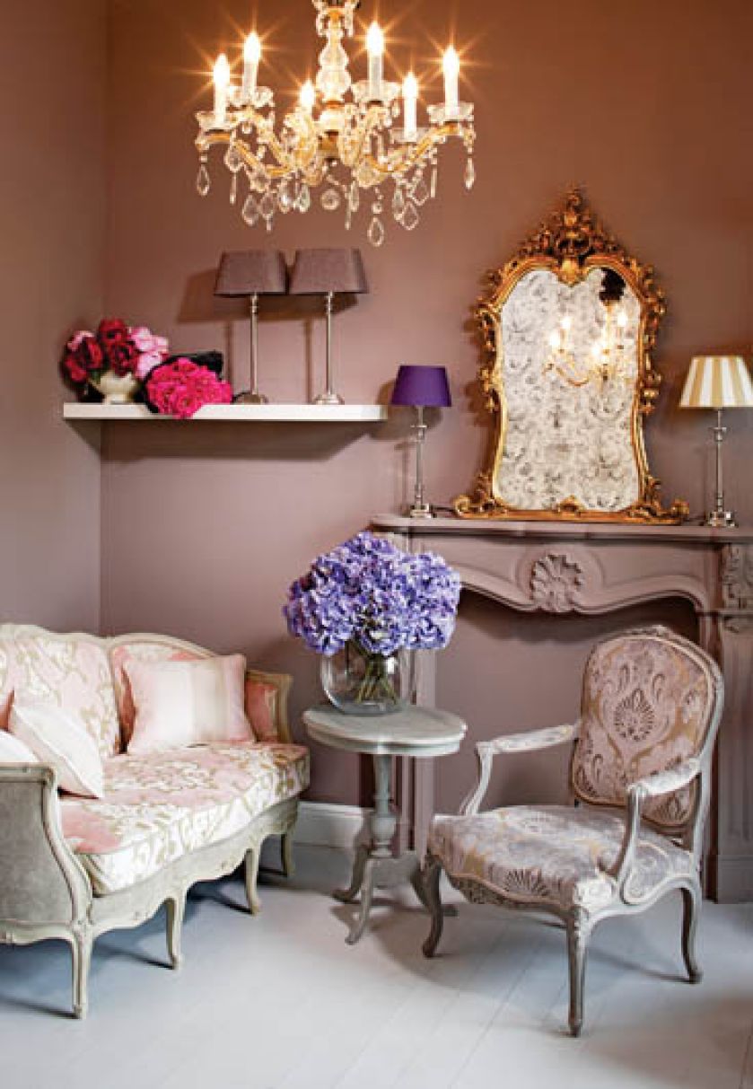 W stylu Ludwika XV, ręcznie malowana, obita tkaniną Chivasso Florence Court. Cena – 5900 zł. STUDIO ROCOCO