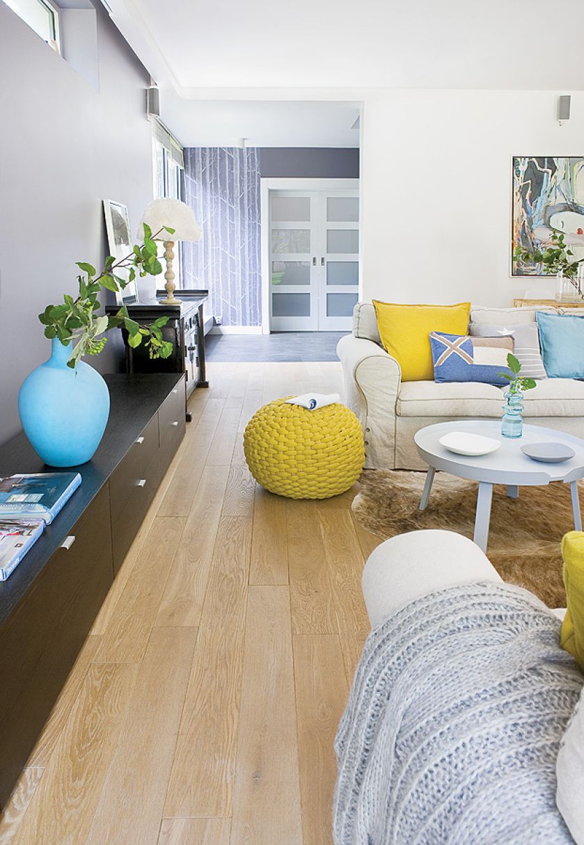 Tapeta Cole Son Woods w przedpokoju, czyli płynne przejście z domu do lasu i ogrodu. Na podłodze olejowany dąb. Szklany