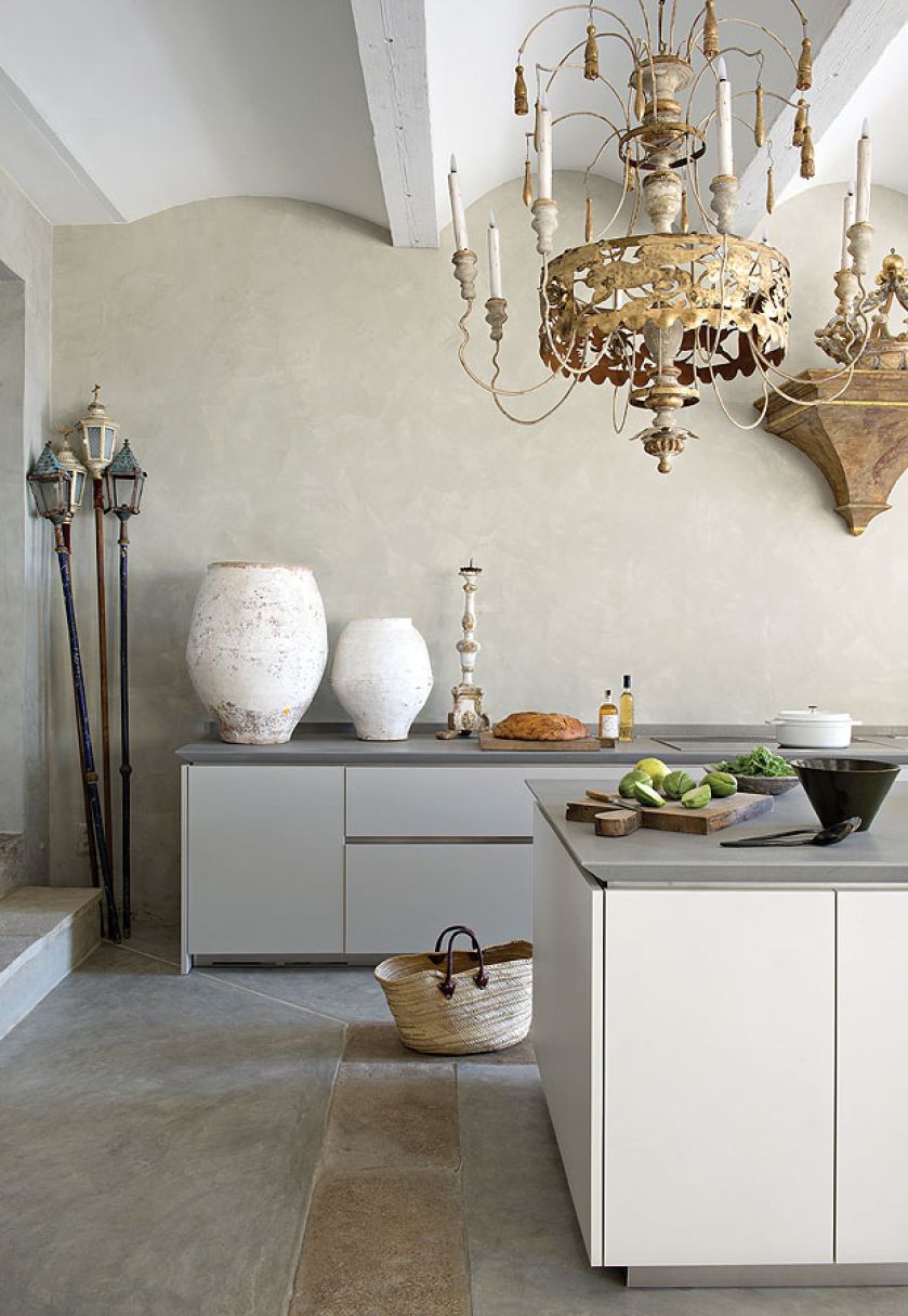 Żyrandol i kamienny gzyms wygladają na wiekowe, ale to współczesny projekt francuskiego studia Les Pic Original.