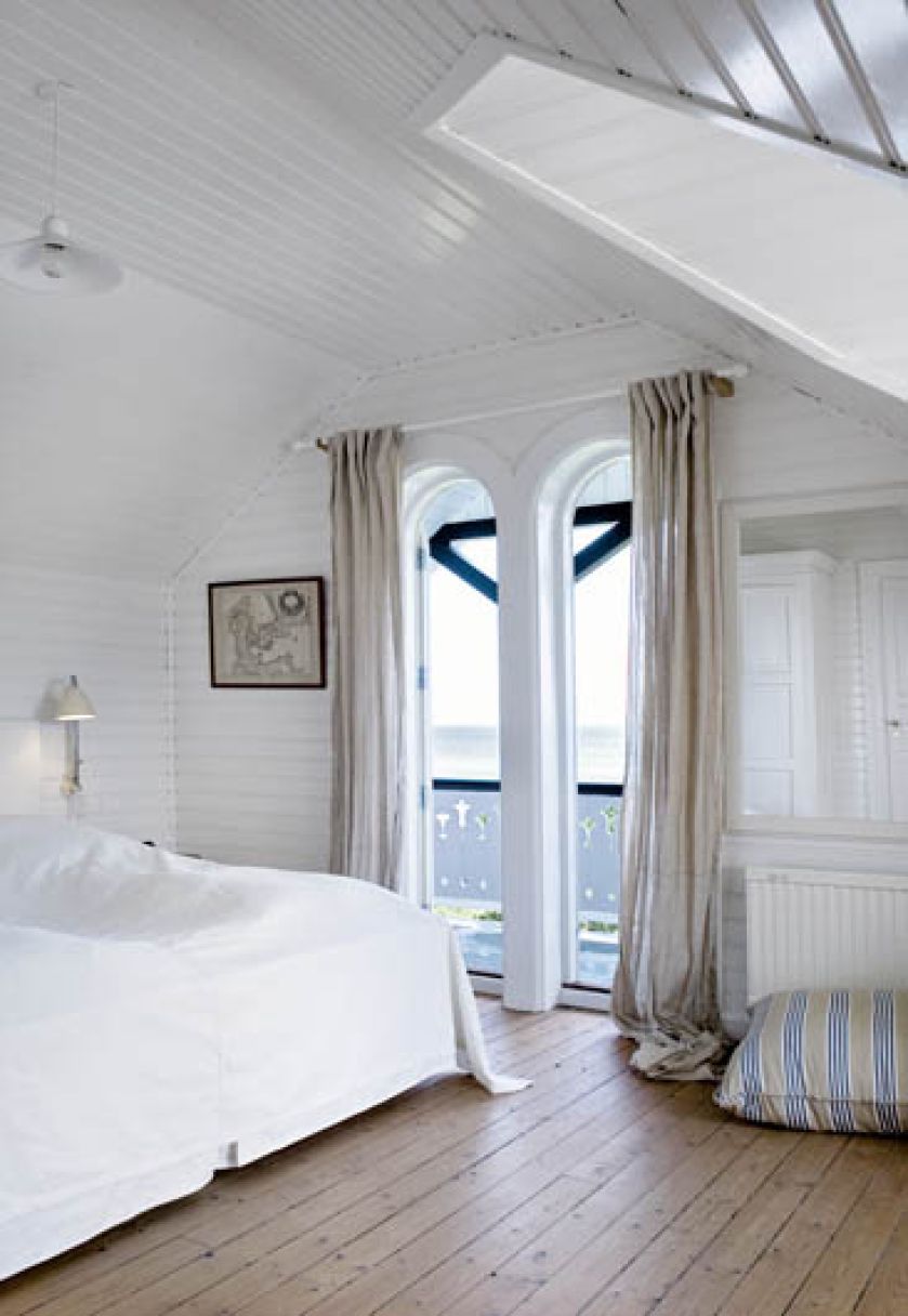 Gotyckie okna upodabniają dom do wytwornych komnat pałacu Amalienborg.