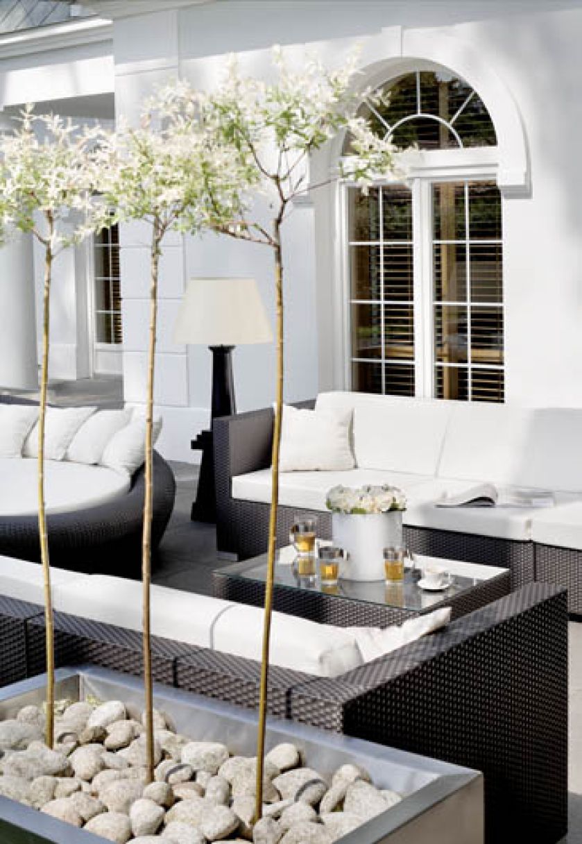 W salonie pod chmurką elegankie meble wyplatane z przypominającego rattan tworzywa loom, które jest odporne na każdą pogodę.