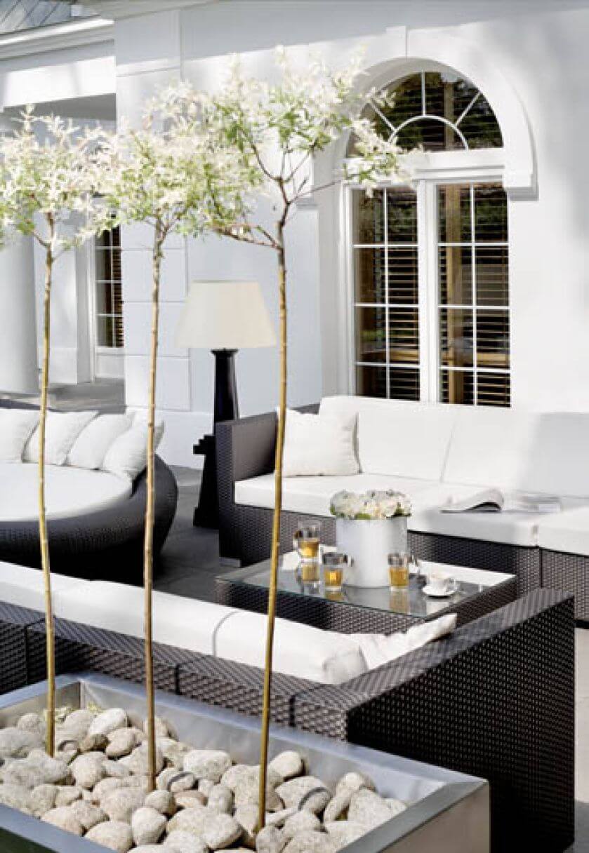 W salonie pod chmurką elegankie meble wyplatane z przypominającego rattan tworzywa loom, które jest odporne na każdą pogodę.