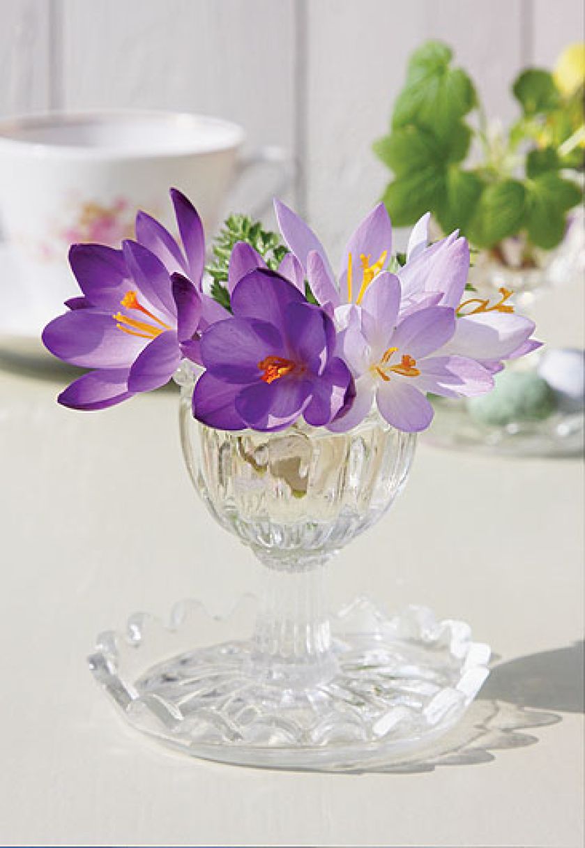 Wazony na wiosenny stole. Szklane dekoracje do domu.