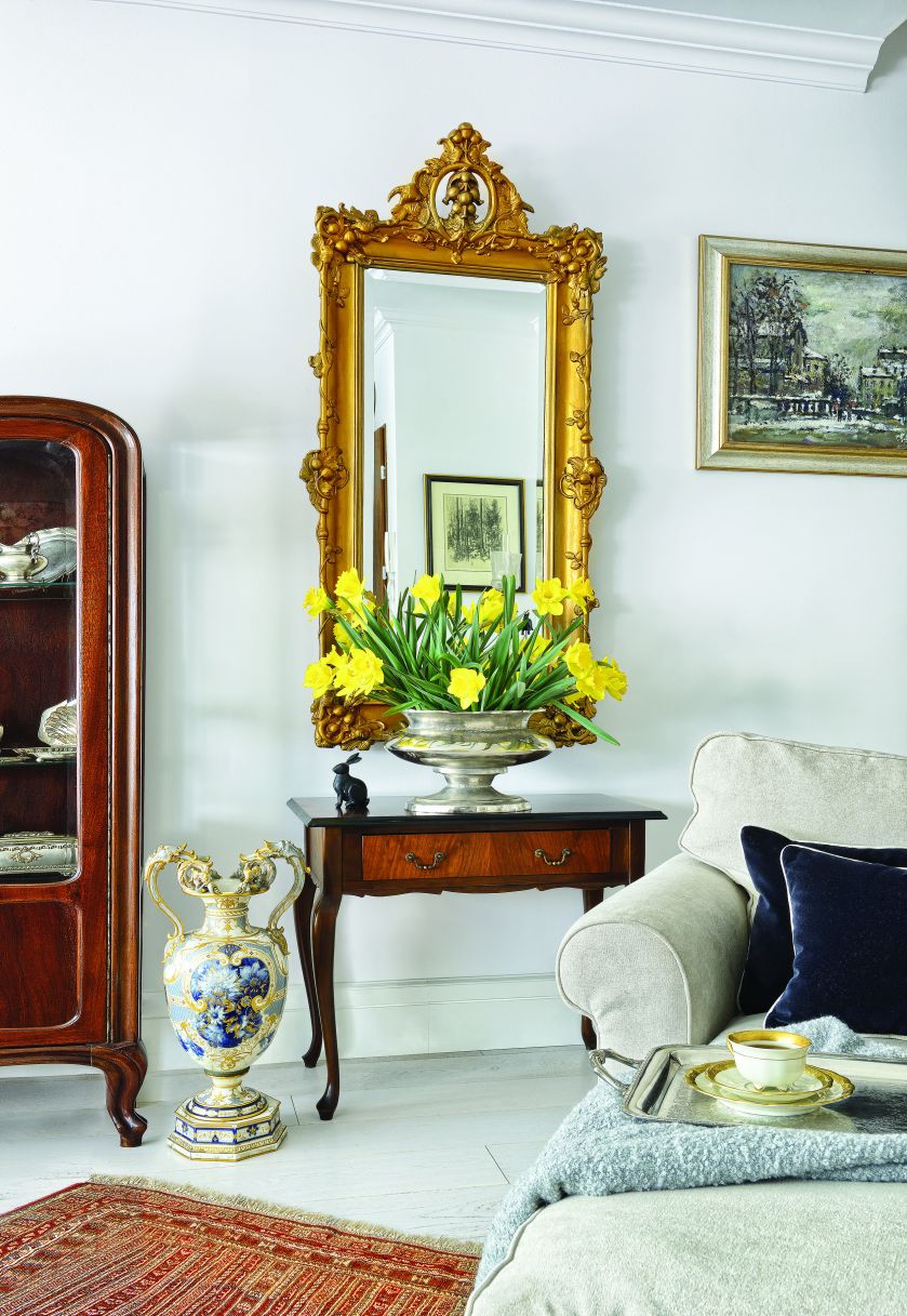 Piękne mieszkanie, a w nim pełno antyków. Połączenie starego z nowym daje wspaniałe rezultaty. Tak jak w przypadku tego