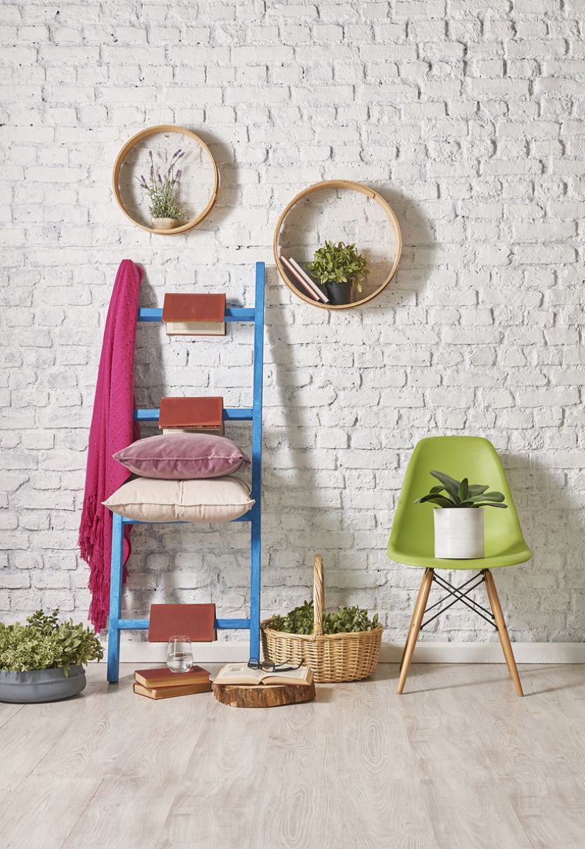 ściana z białej cegły w salonie