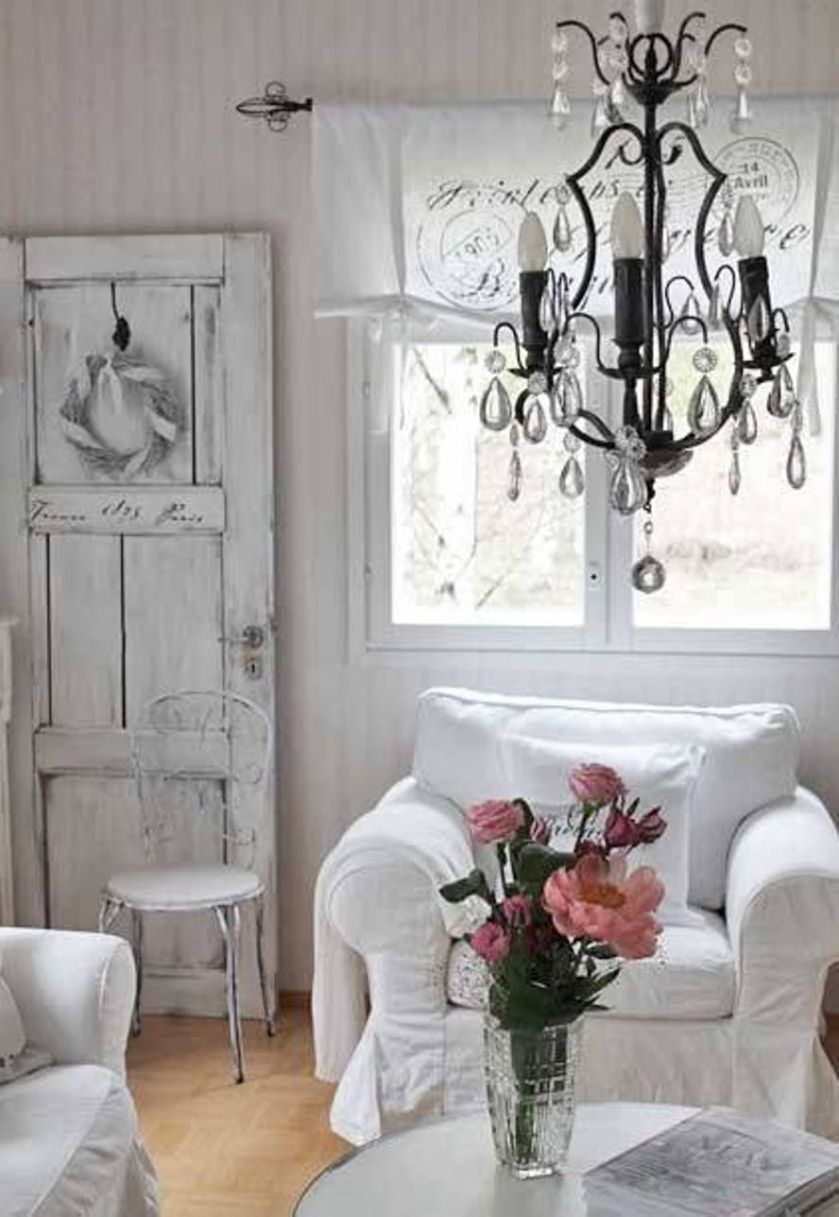 Meble w stylu shabby chic muszą mieć na sobie oznaki upływającego czasu. Nadszarpnięte, lekko otarte,
