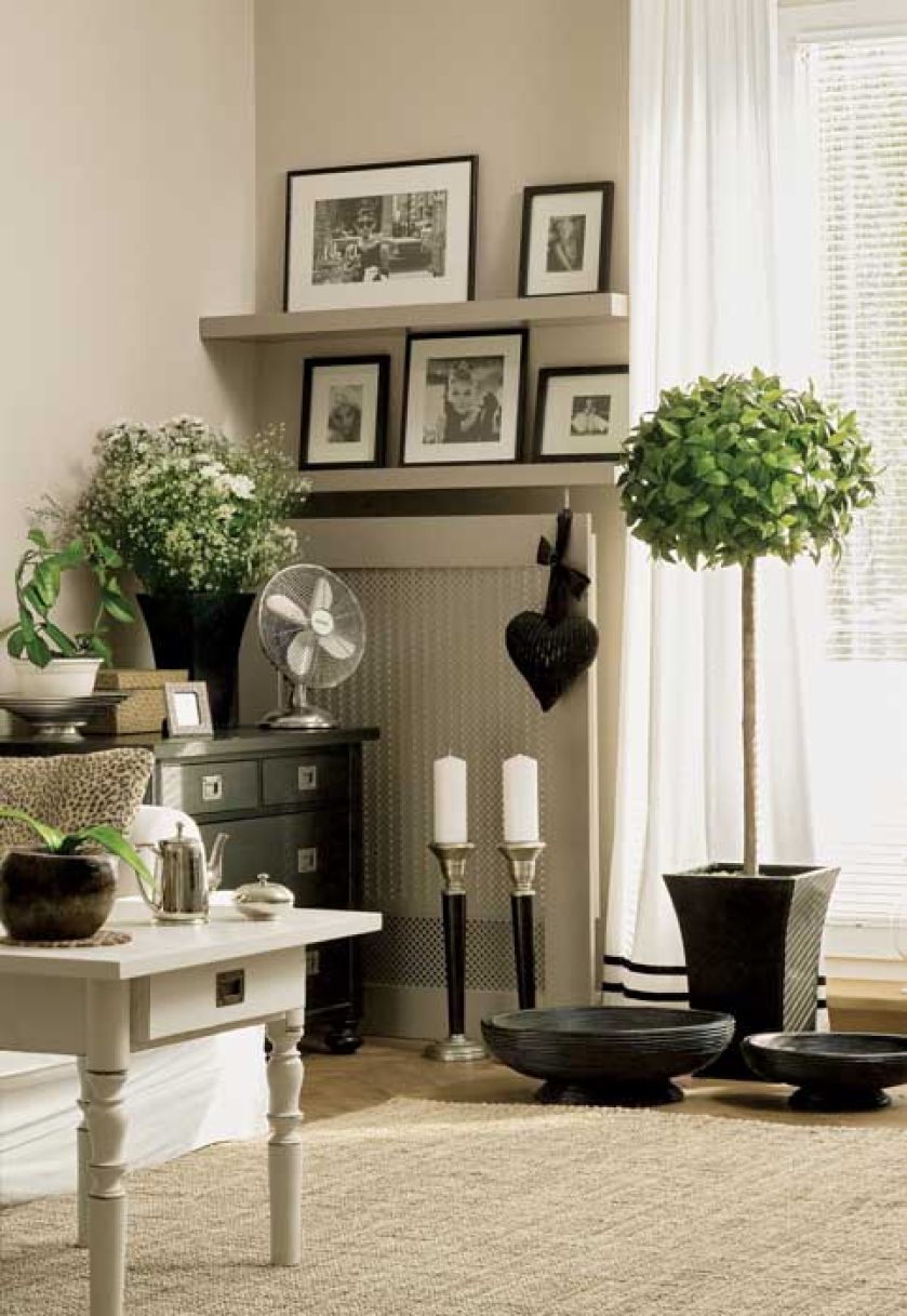 Obrazy niekoniecznie muszą wisieć. Jeśli galerię zdjęć urządzisz nad komodą, jedna z prac może na niej stać.