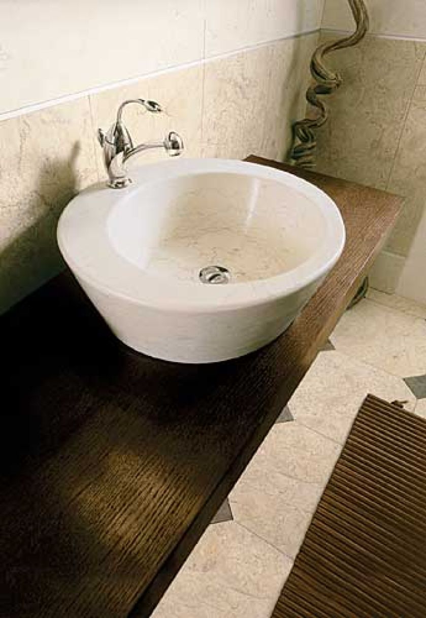 Prosty drewniany blat podkreśla piękno kamiennej umywalki z serii Anticato Cerato (6350 zł). YETI