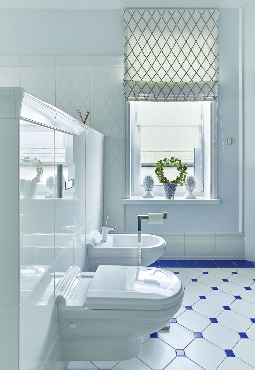 biała łazienka niebieskie dodatki
