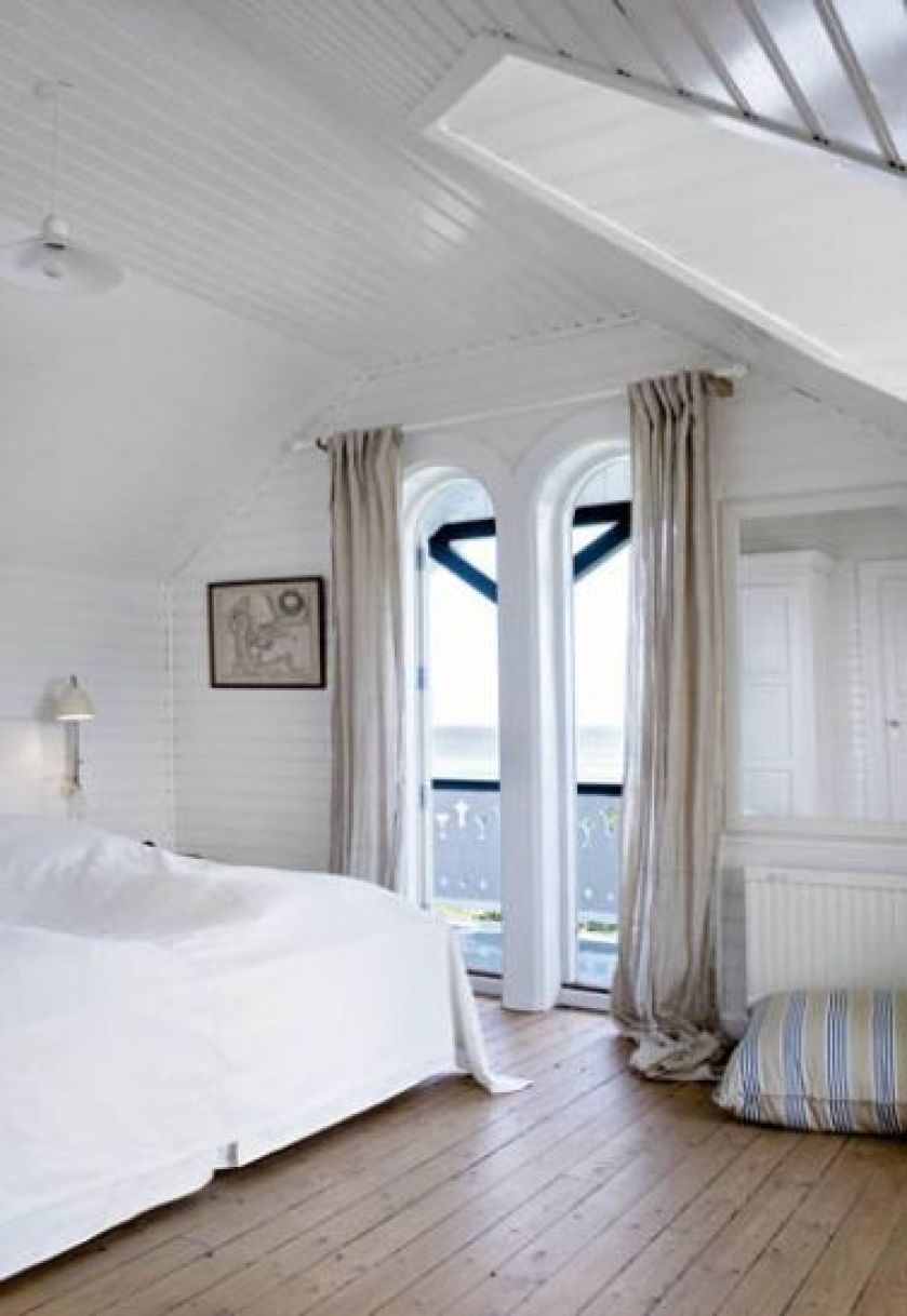 Biała sypialnia - inspiracje, fot. Jesper Ray/ House of Pictures