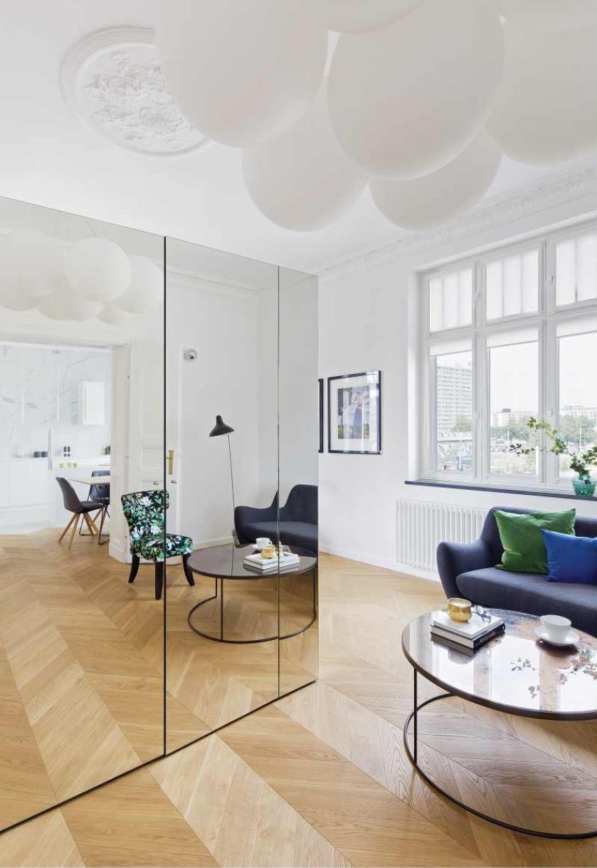 Szafa kryje telewizor i sprzęt grający, a do tego powiększa optycznie pokój.