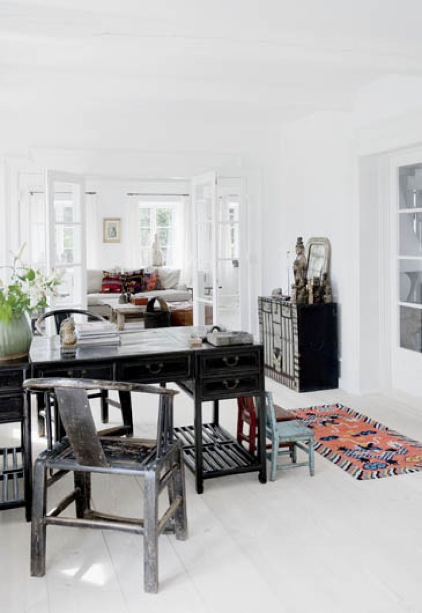 Jasne wnętrze z ciemnymi meblami. Kolekcjonerka chińskich skarbów