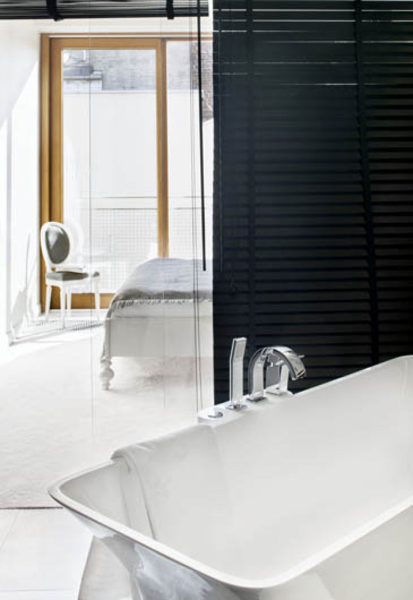 Jeśli ktoś potrzebuje w łazience intymności, wystarczy, że zaciągnie eleganckie czarne żaluzje.