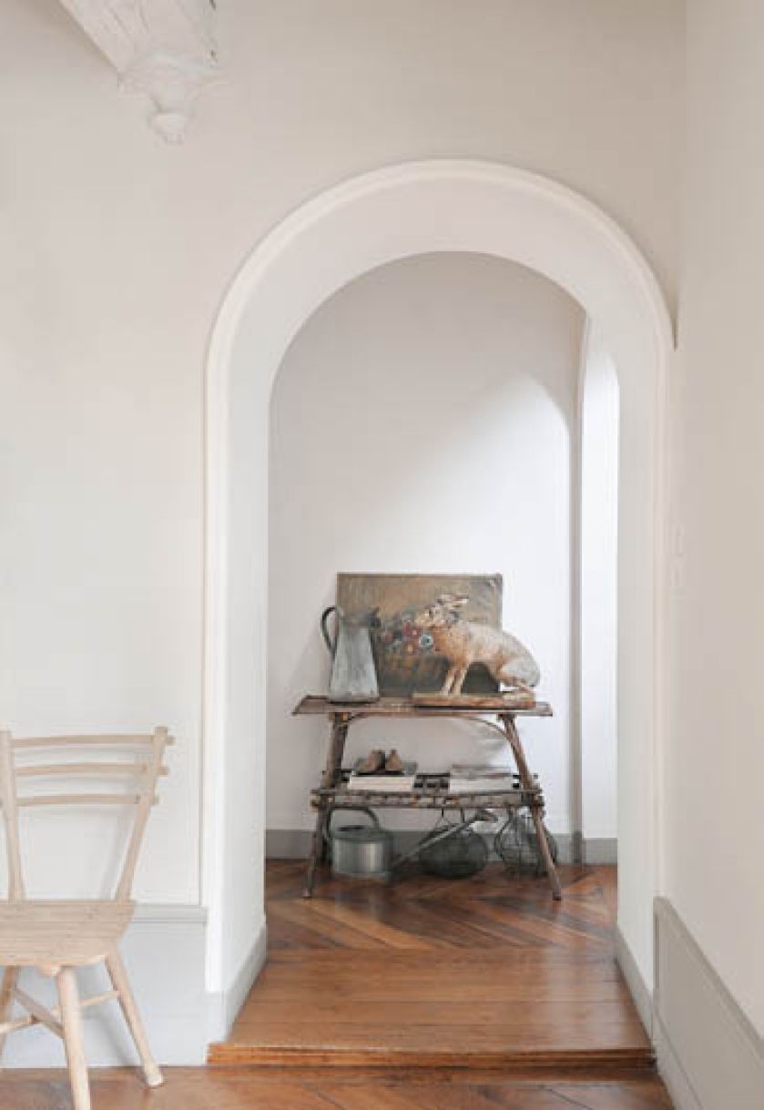 Na półkach, konsolach i stolikach stoją bibeloty, z których właścicielka domu sworzyła scenografię.