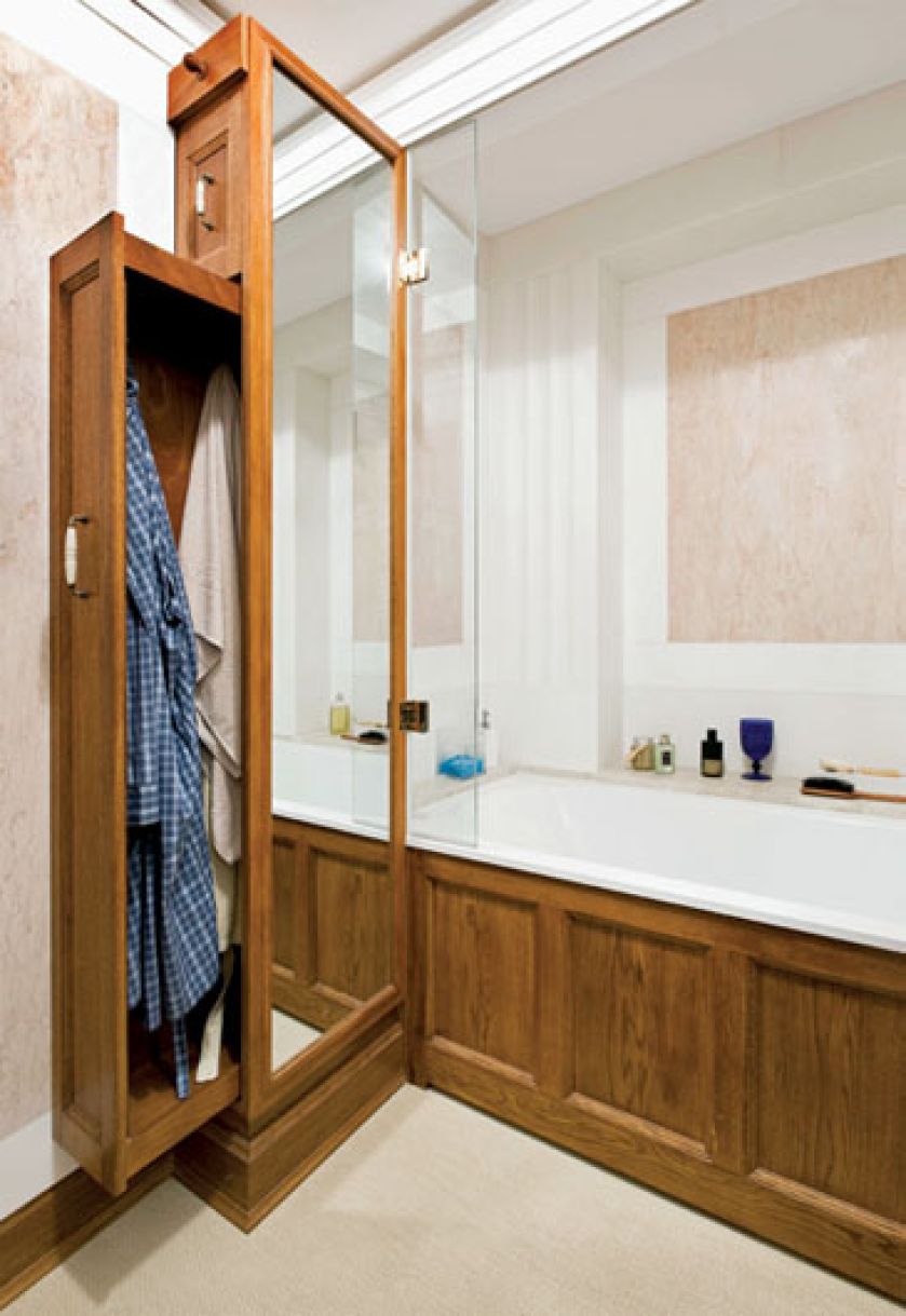 Pomysłowy schowek: za lustrem znajduje się płytka szafa na szlafrok i reczniki.