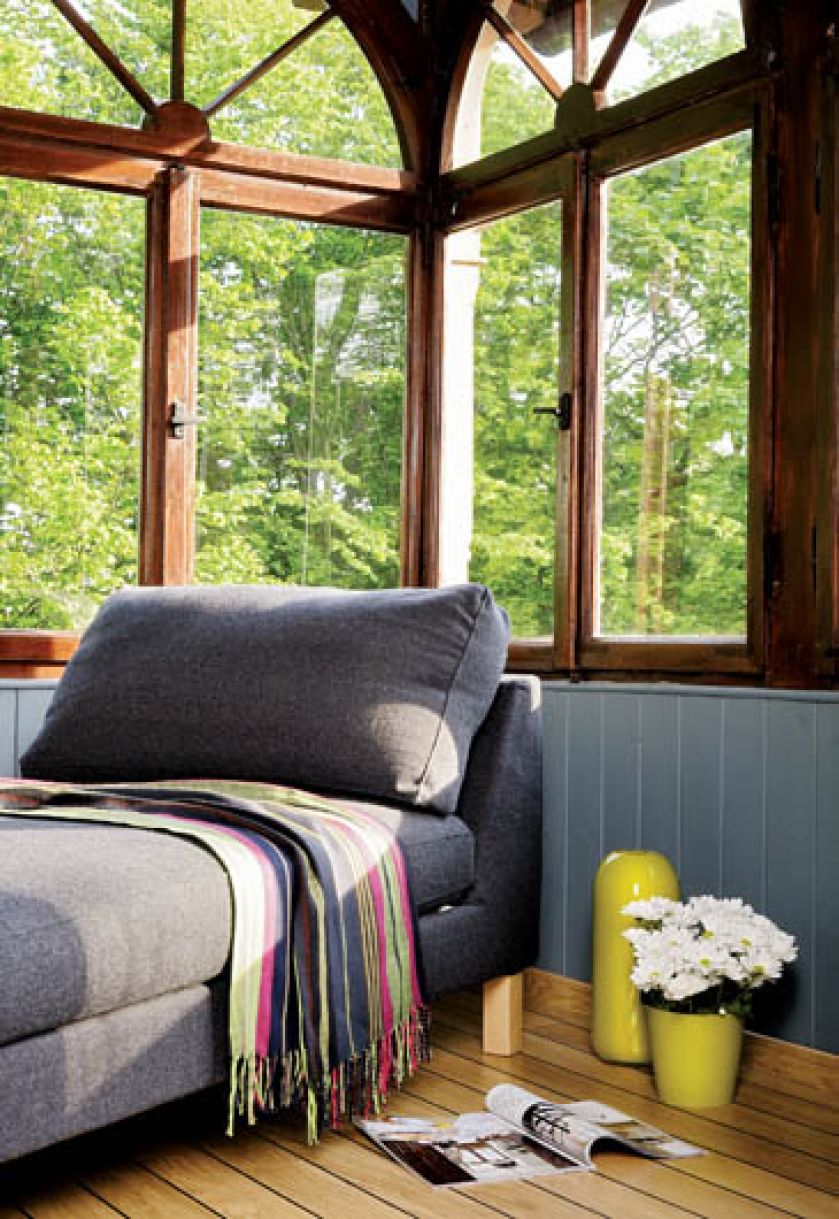 Sopockie weranday swój niepowtarzalny styl zawdzięczają boazerii. Pomalowana jest zawsze w kolorach innych niż reszta