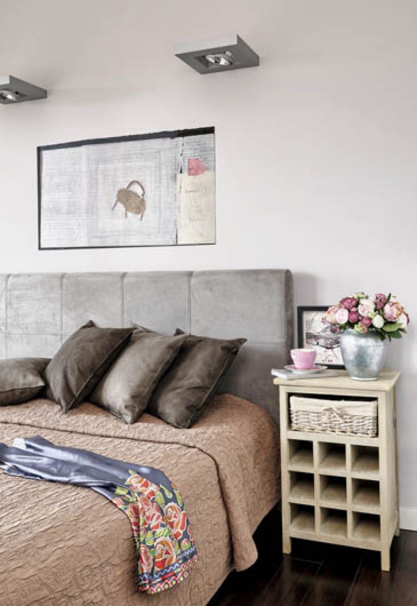 W sypialni państwa Baneckich vis-∫-vis łóżka wiszą dziecięce ubranka. Żaróweczki LED – oprawione w czarne