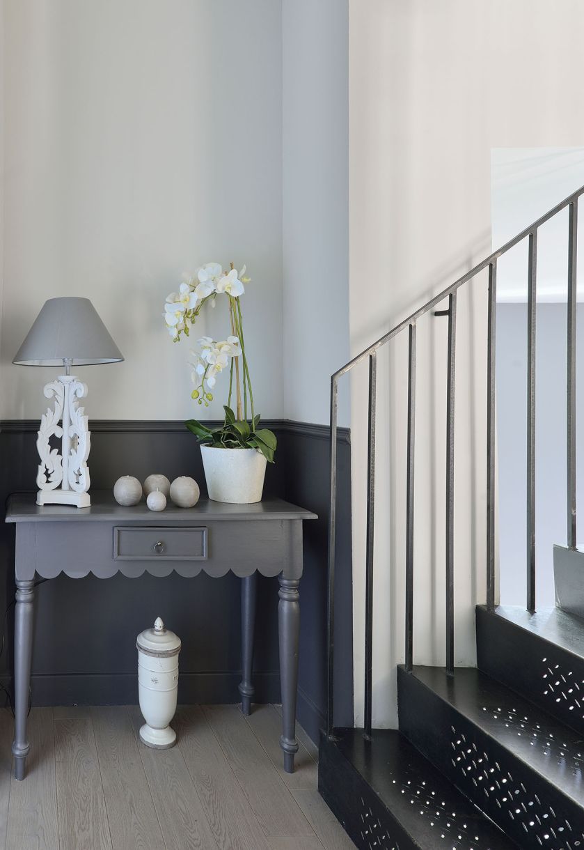 Właściciele rozmyślali nad zamaszyście kręconymi schodami na górne piętro, ale ostatecznie postawili na tarasowe, z