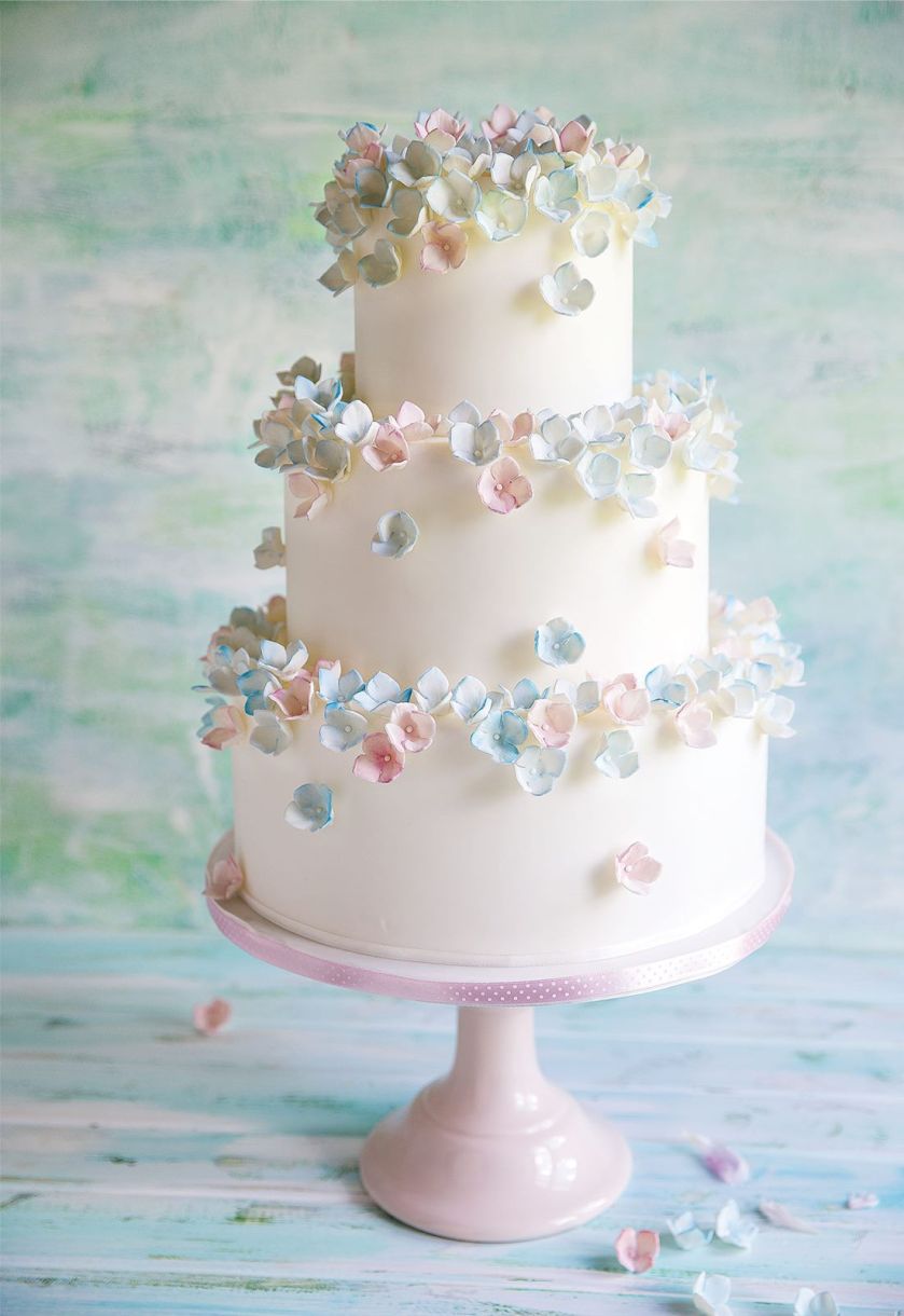 Wyglądają jak świeżo zerwane z ogrodu, tymczasem kwiaty na torcie zostały zrobione z płatków lukru