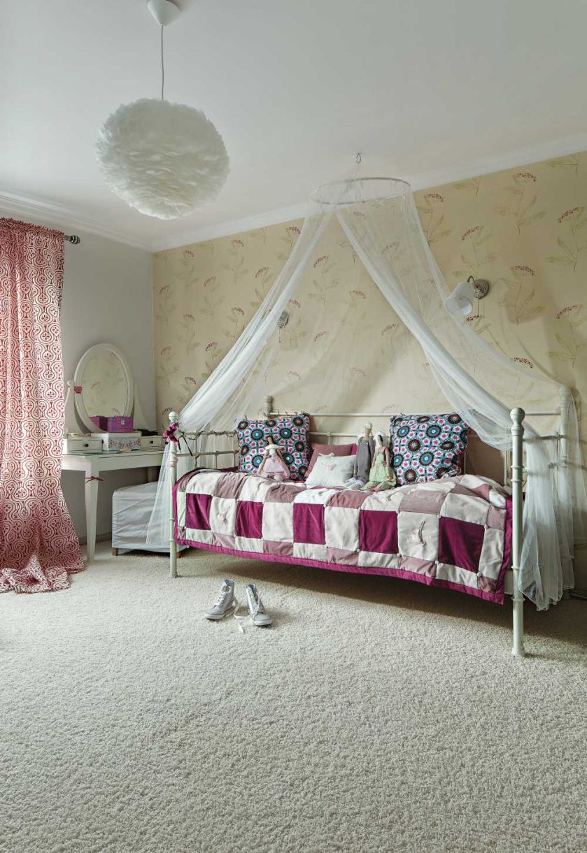 Na górze jest gabinet do pracy oraz pokoje dziewięcioletniej Ani i siedemnastoletniej Mai.