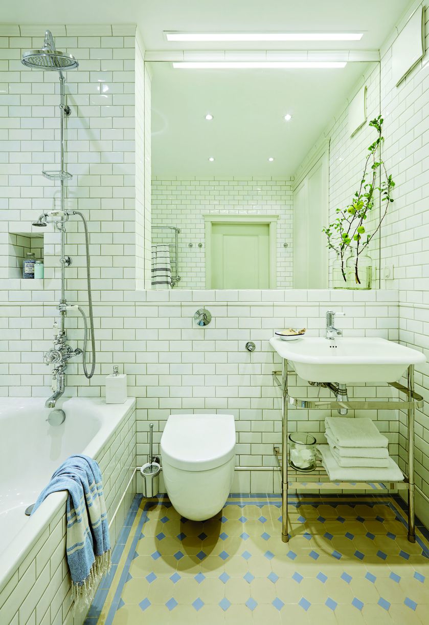 Biała klasyczna łazienka