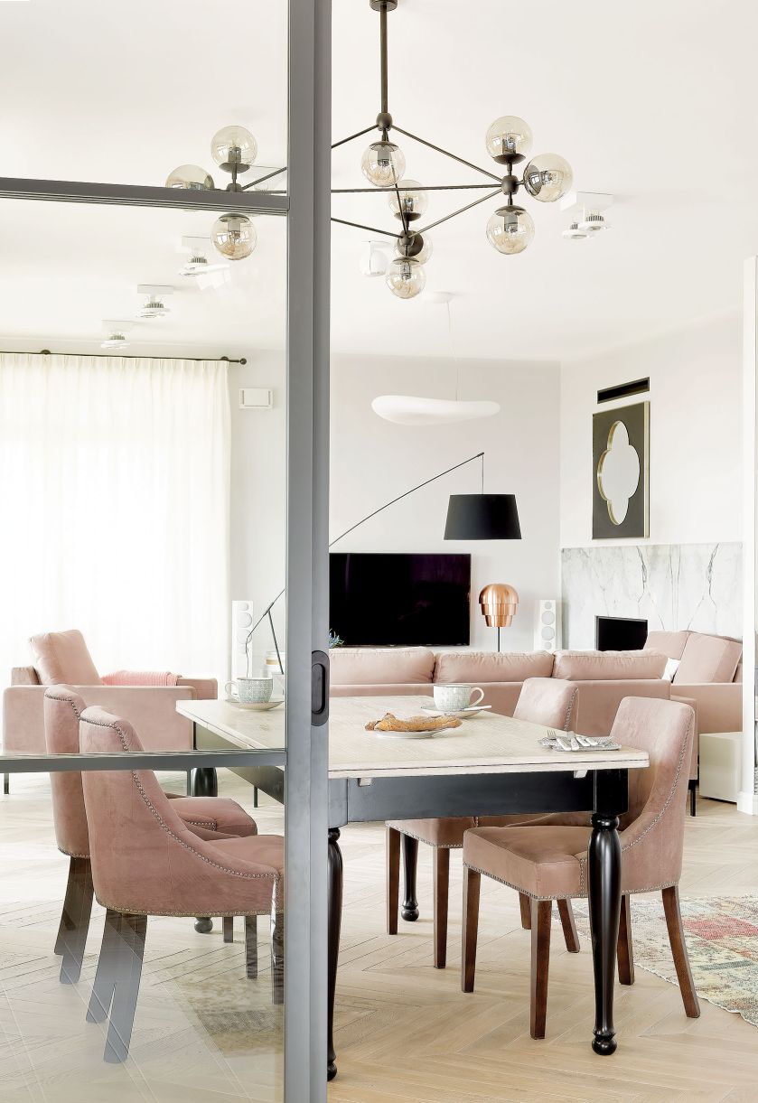 Nowoczesne mieszkanie: pudrowe i przytulne