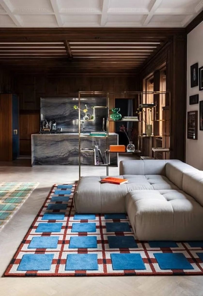 kolorowy dywan do jasnej sofy