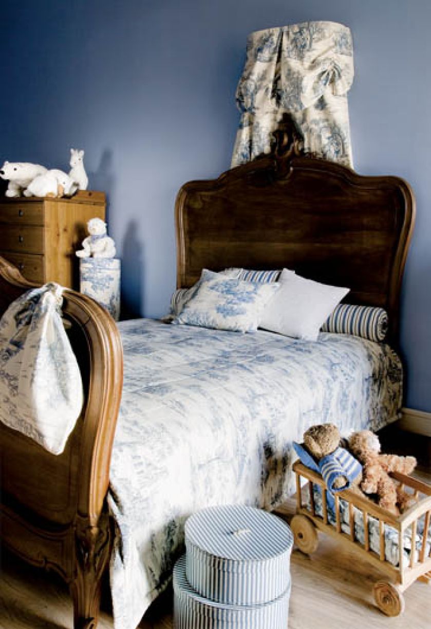 Do zabytkowego łóżka pasują tkaniny toile de jouy - ozdobione scenkami rodzajowymi we francuskim stylu.