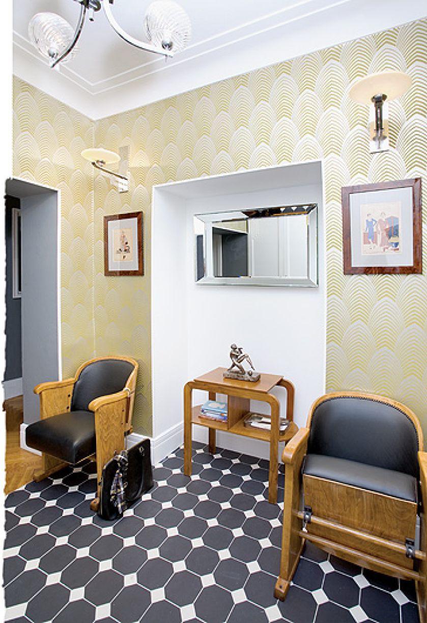 Fotele kinowe i stolik art deco, na nim figurka gimnastyczki - Decoteria.