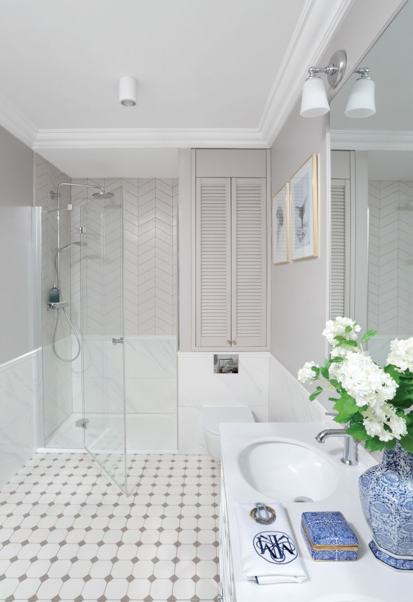 biało szara łazienka w stylu hampton