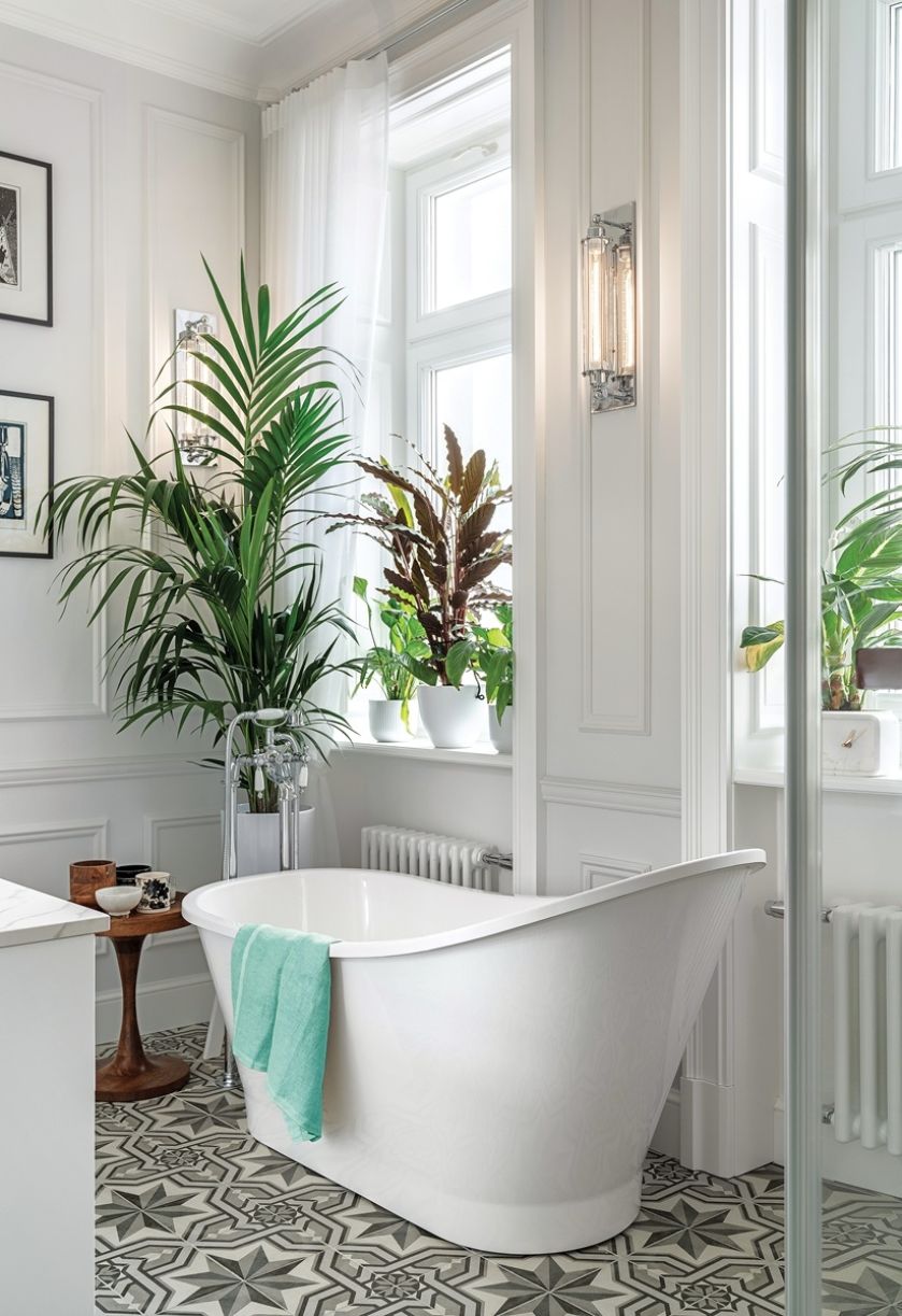 łazienka z wanną w kamienicy