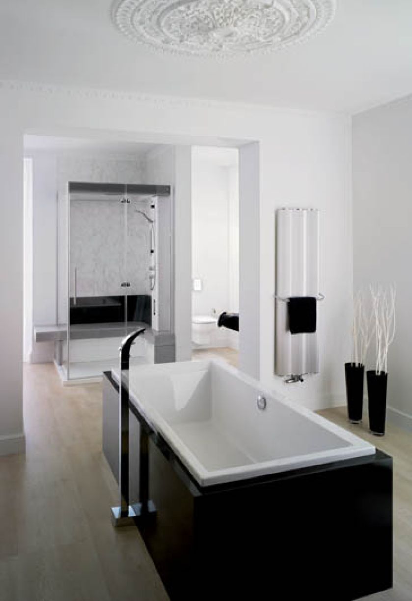 Minimalizm w salonie kąpielowym. Baterię wolno stojącą 181.160 Steinberg GmbH kupimy za 6974 zł. LEE GROCK