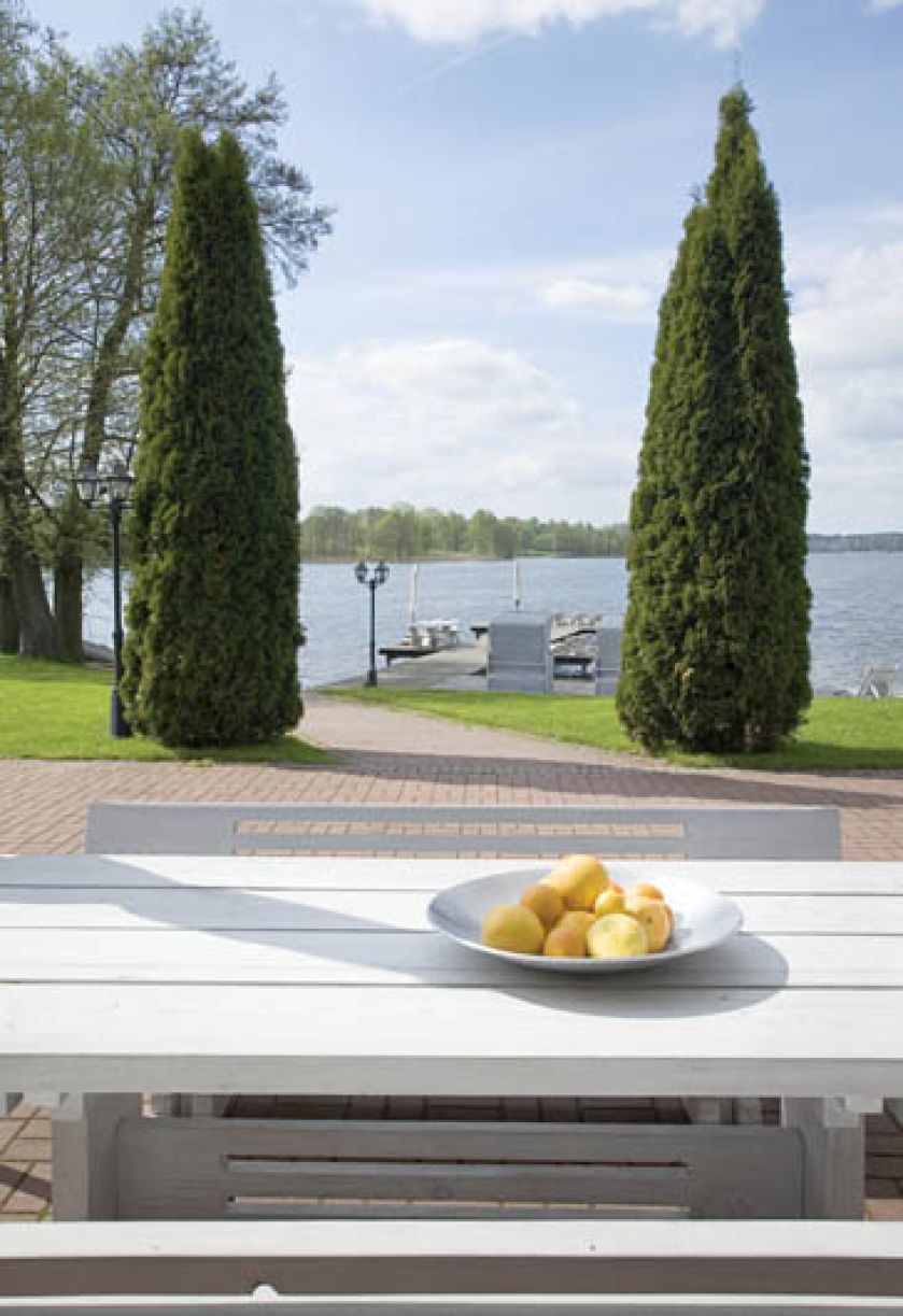 Nad jeziorem, bez kiczu i nudnych powtórzeń. Właściciele sami projektują meble.