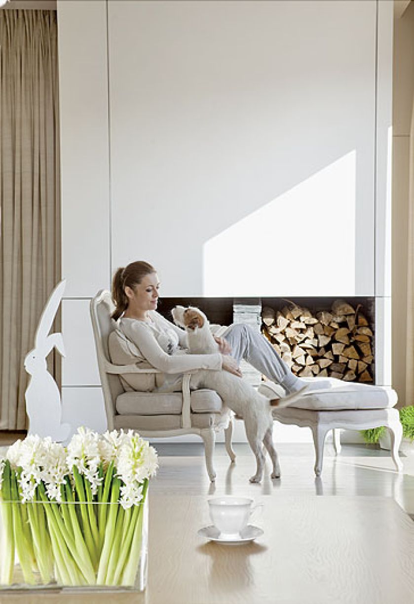 Otwarty kominek z weneckim stiukiem, który połyskuje jak szlifowany marmur.