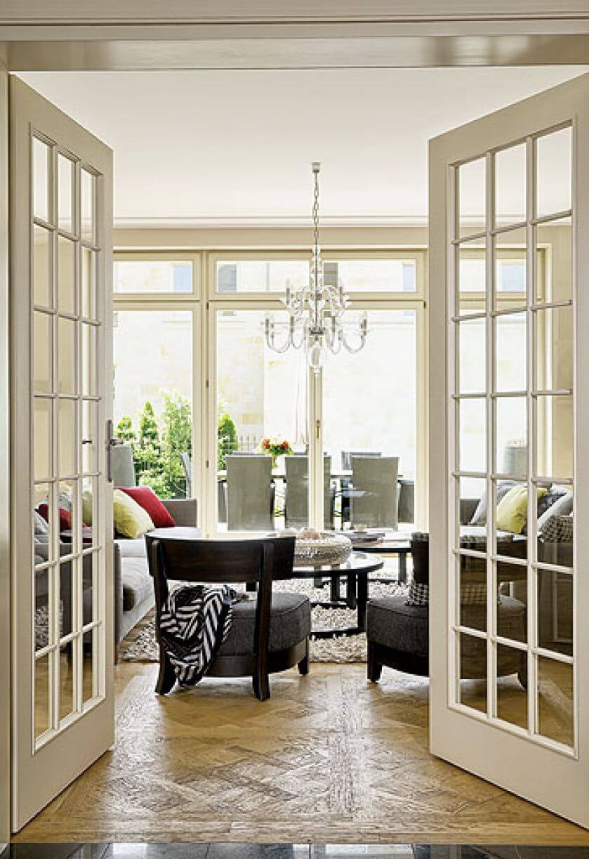 Podłoga to wersalski parkiet z czesanego dębu.