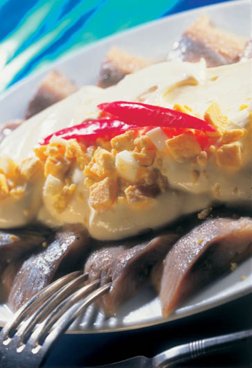 Sałatka śledziowa z ziemniamami, jakbłkiem, koprem włoskim i majonezem.