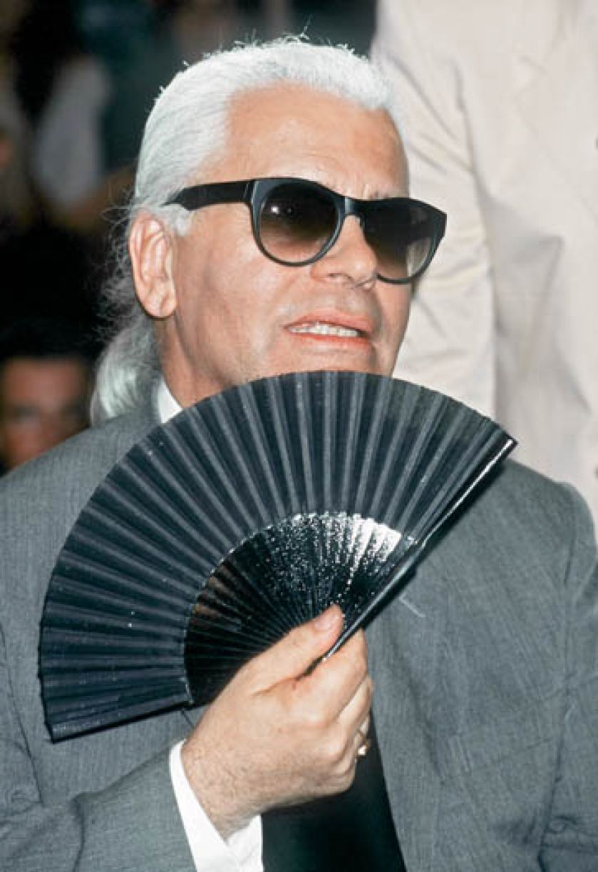 Słynny projektant mody, Karl Lagerfeld, z ulubionym wachlarzem, fot. FREE