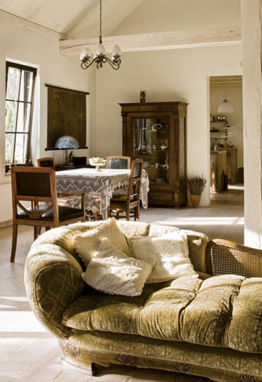 Światło, przestrzeń i drewno w roli głównej. Do tego ręcznie lepiona cegła i parę mebli.