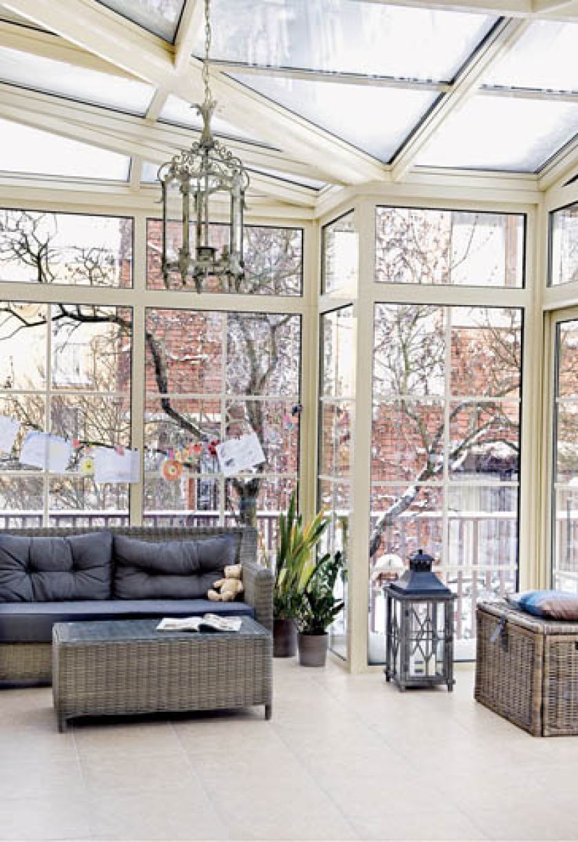 Właściciele zamienili taras w przeszkloną oranżerię.