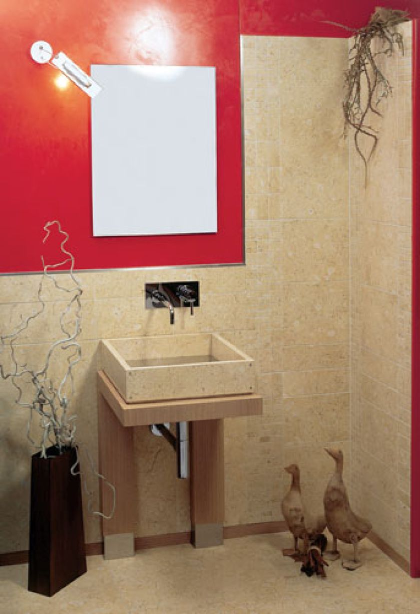 Czerwona ściana i płytki Shiraz 1 (30,5 x 60 cm) z kamienia Biancone lub Nero Marquinia. Producent - firma