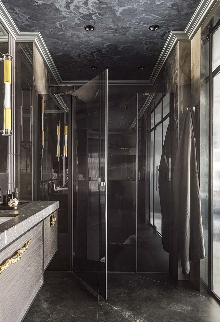 łazienka z ciemną zabudową i nastrojowym oświetleniem