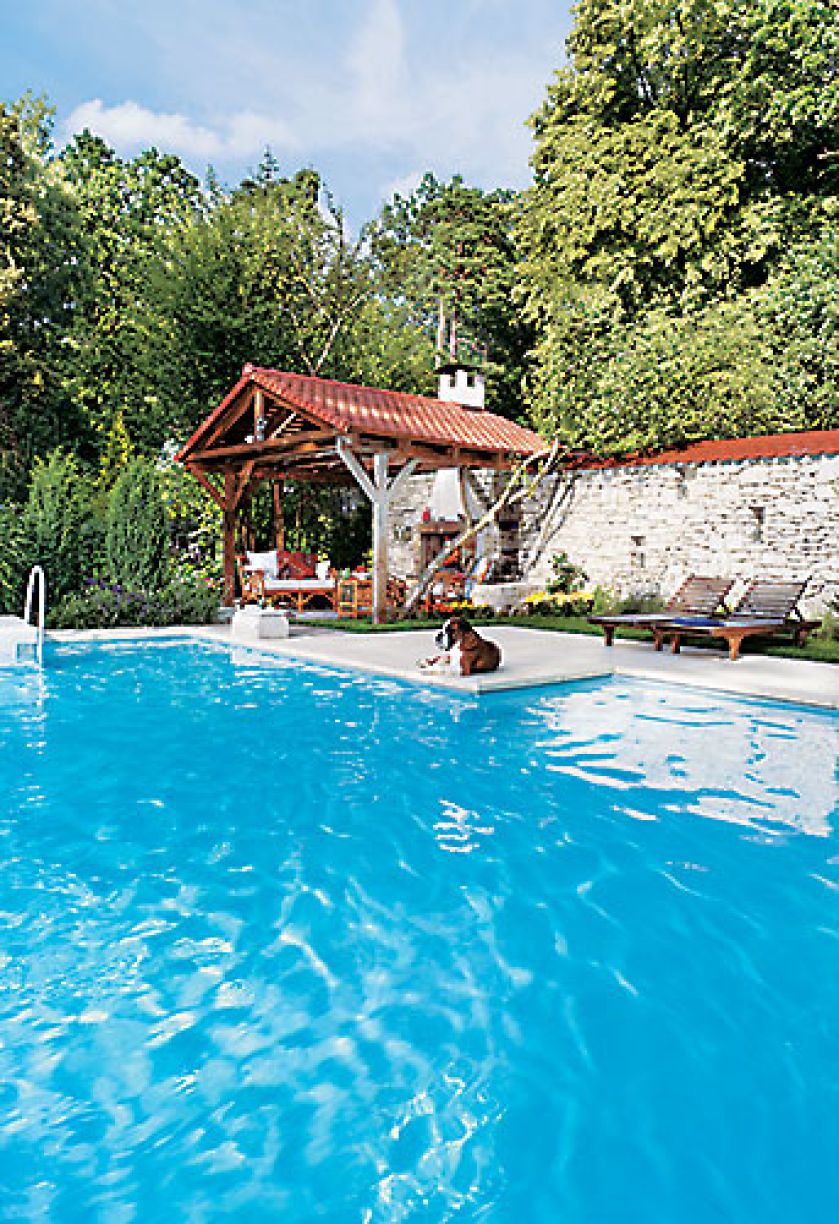 Nad basenem znajduje się otwarta weranda.