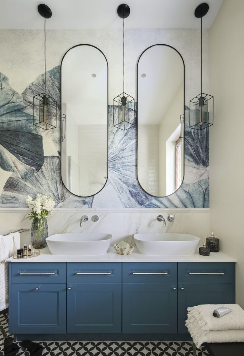 dwie umywalki w łazience w stylu hamptons