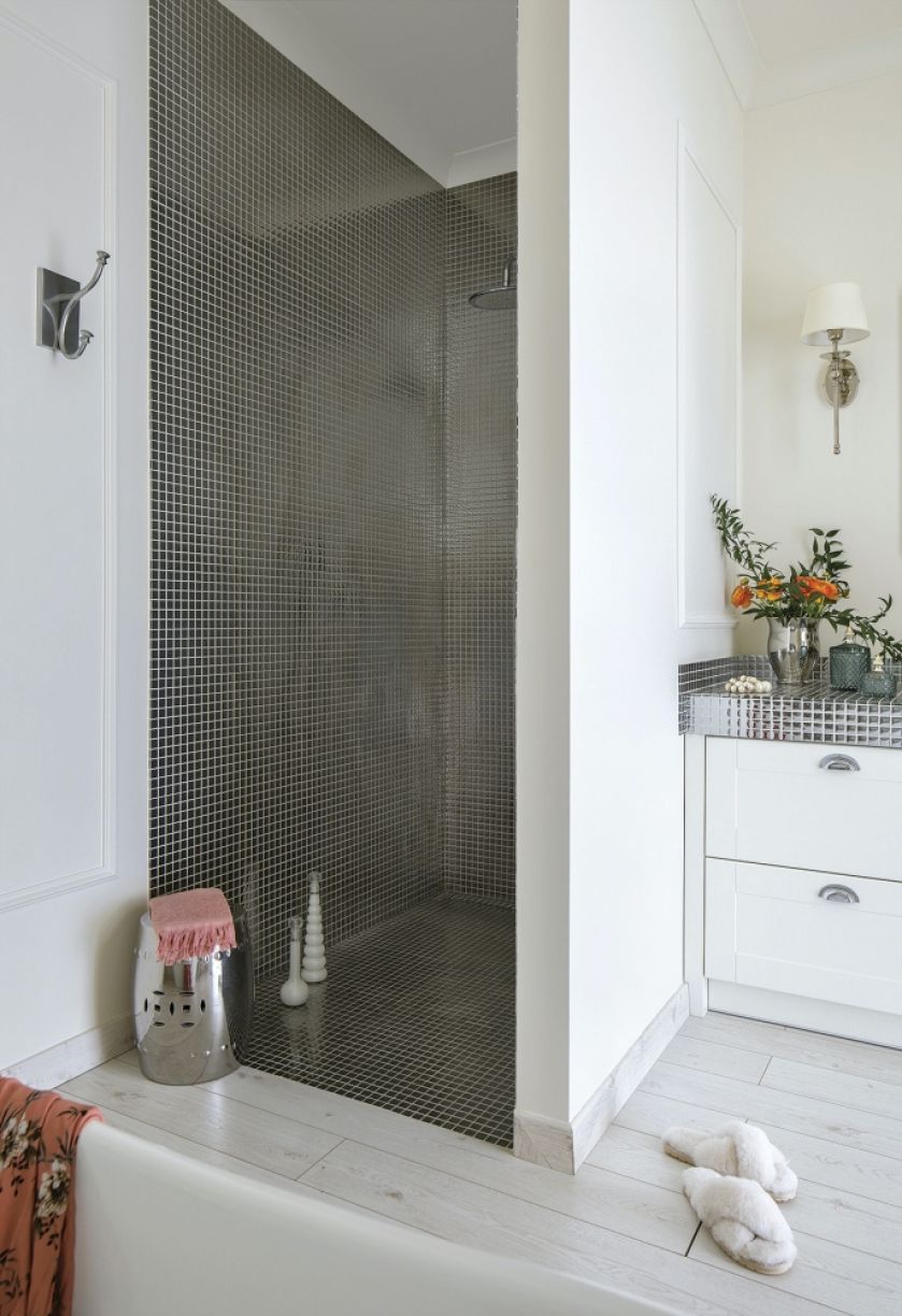 łazienka biało srebrna