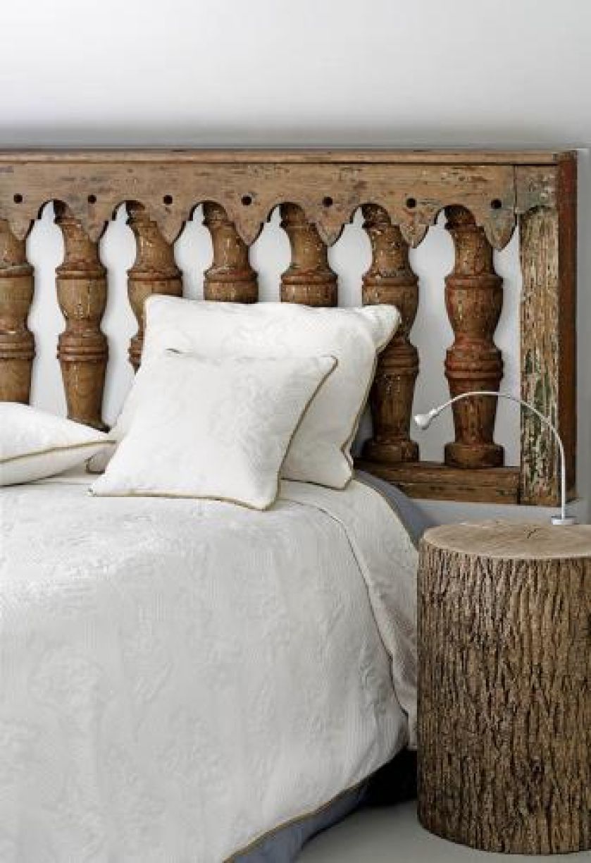 Stare drewno i biała pościel. W ogrodzie sztuki