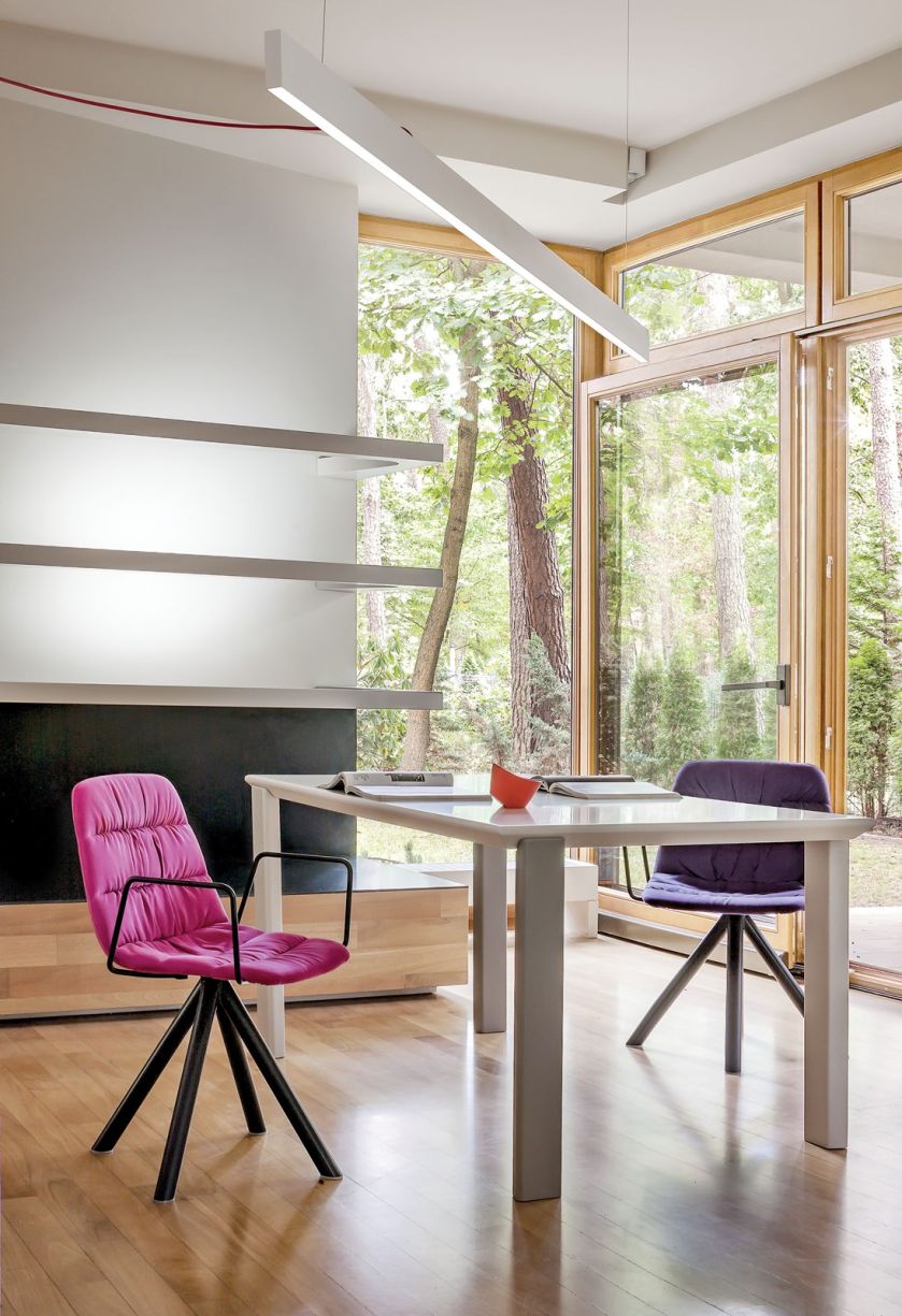 W najjaśniejszym narożniku powstało miejsce do pracy.