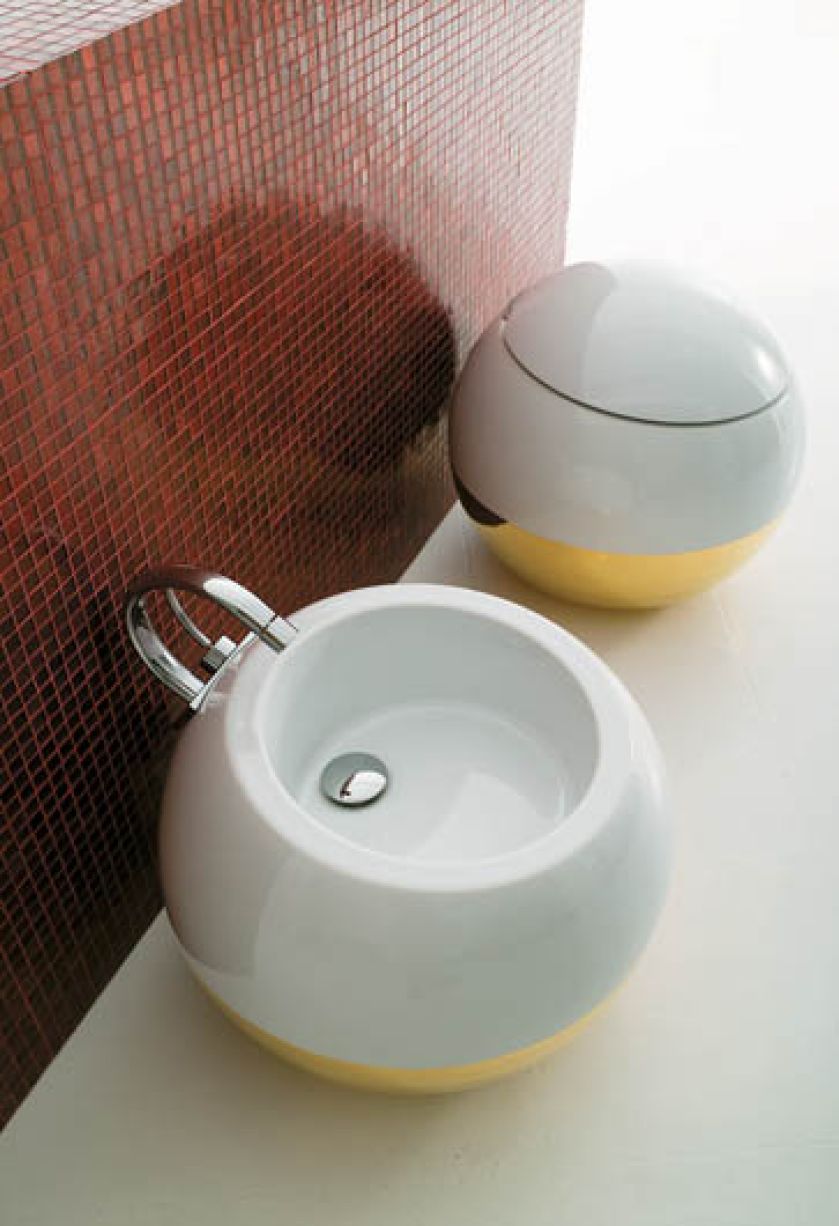 Bidet (5600 zł) i miska w.c. (6800 zł) z kolekcji Sfera firmy Disegno Ceramica. Do kompletu pasuje biało-złota umywalka