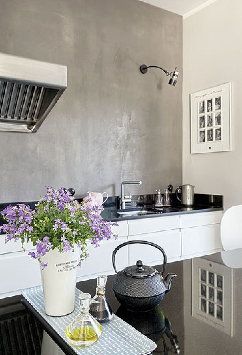 Czarne bakelitowe włączniki i czarne lampy od Aquaform.